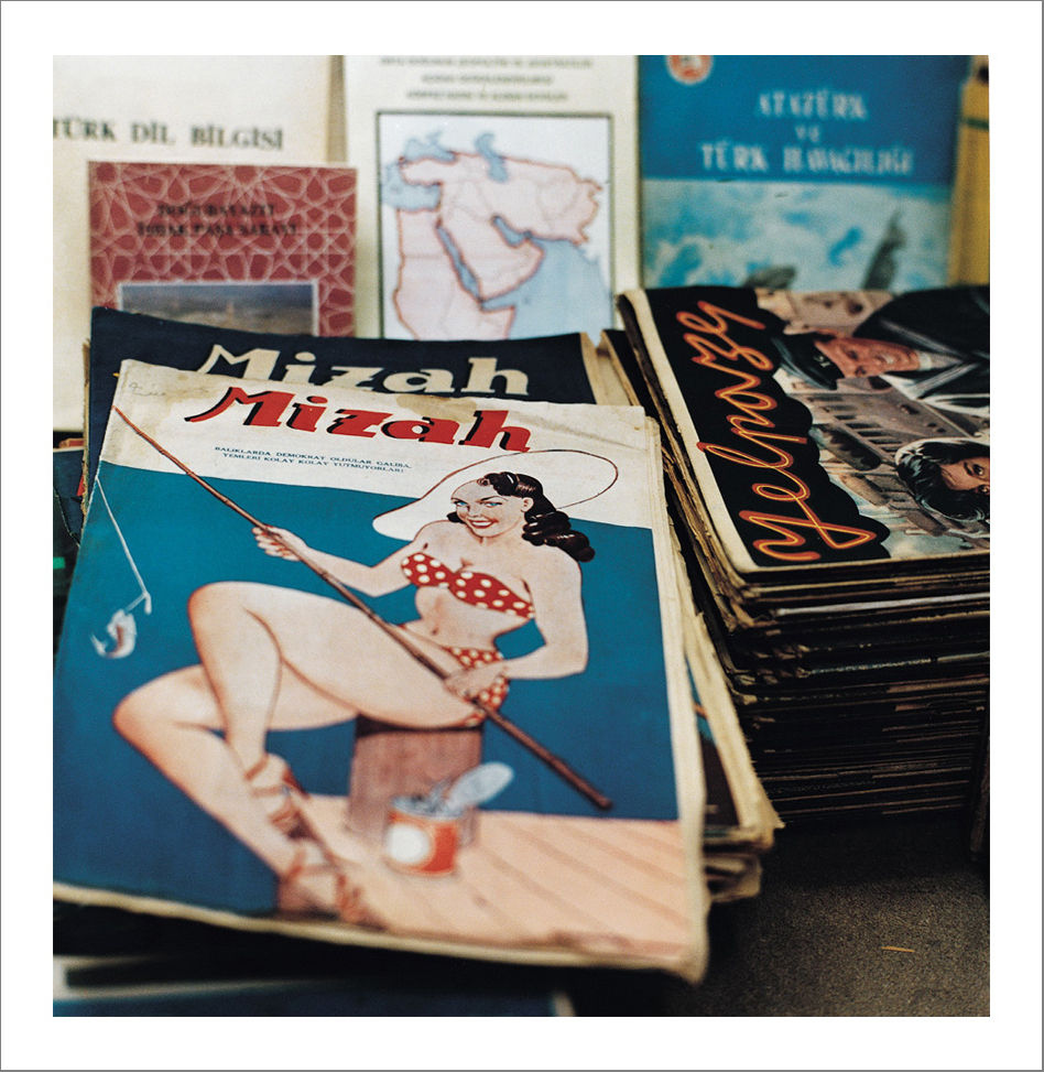 I pera 10 - Photographs with the interview subtitles in Pera (Beyoglu) in Istanbul 80 x 100 cm