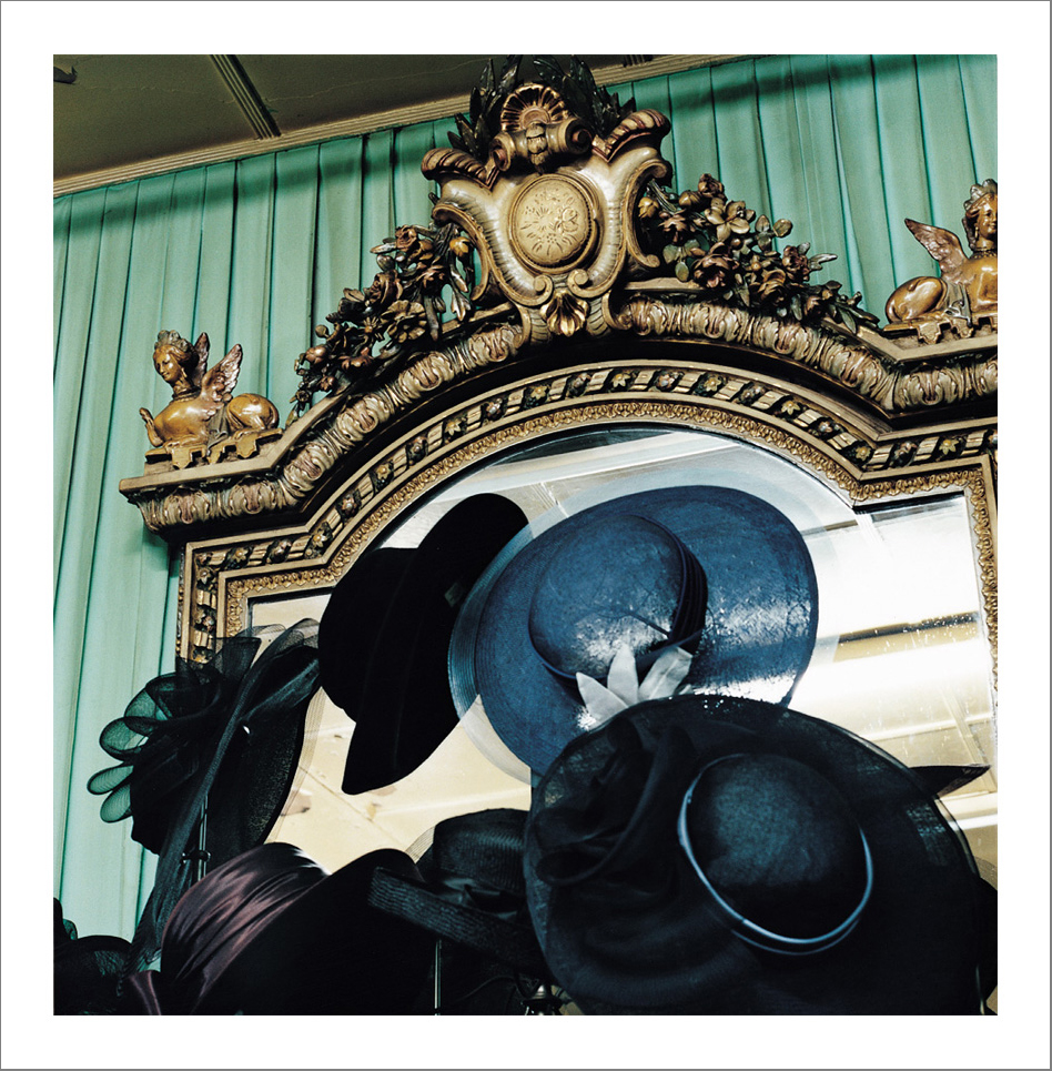 I pera 21 - Photographs with the interview subtitles in Pera (Beyoglu) in Istanbul 80 x 100 cm