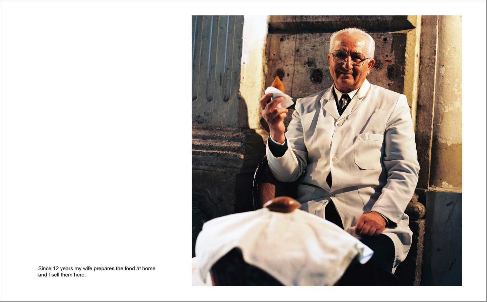 I pera 23 - Photographs with the interview subtitles in Pera (Beyoglu) in Istanbul 80 x 100 cm