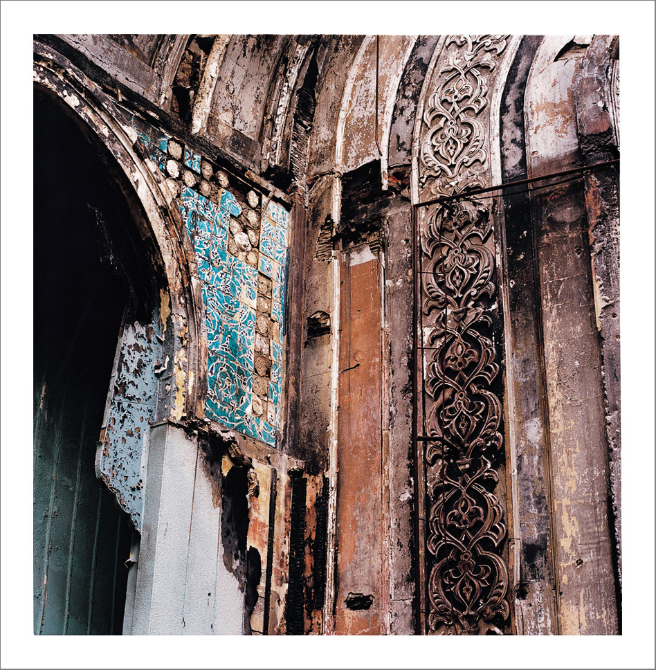 I pera 31 - Photographs with the interview subtitles in Pera (Beyoglu) in Istanbul 80 x 100 cm