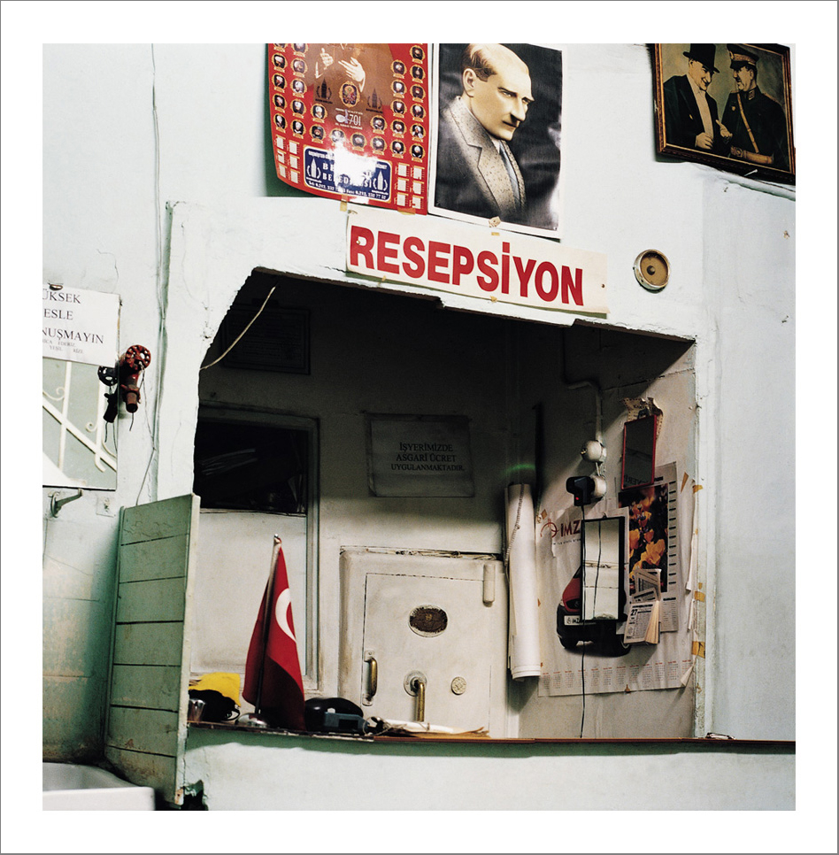 I pera 54 - Photographs with the interview subtitles in Pera (Beyoglu) in Istanbul 80 x 100 cm