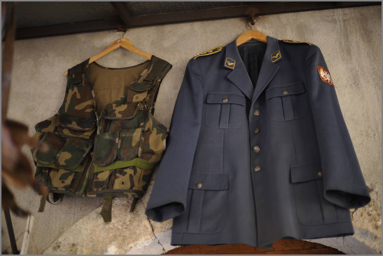 Leaving sarajevo to cross a bridge 027 - "Bosko and Amira's Story" - 45 x 60 cm Prints